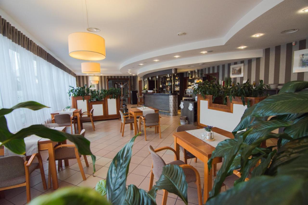 Hotel Trojka Przemyśl Kültér fotó