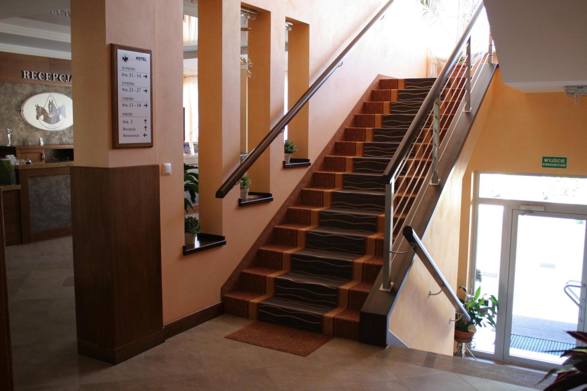 Hotel Trojka Przemyśl Kültér fotó